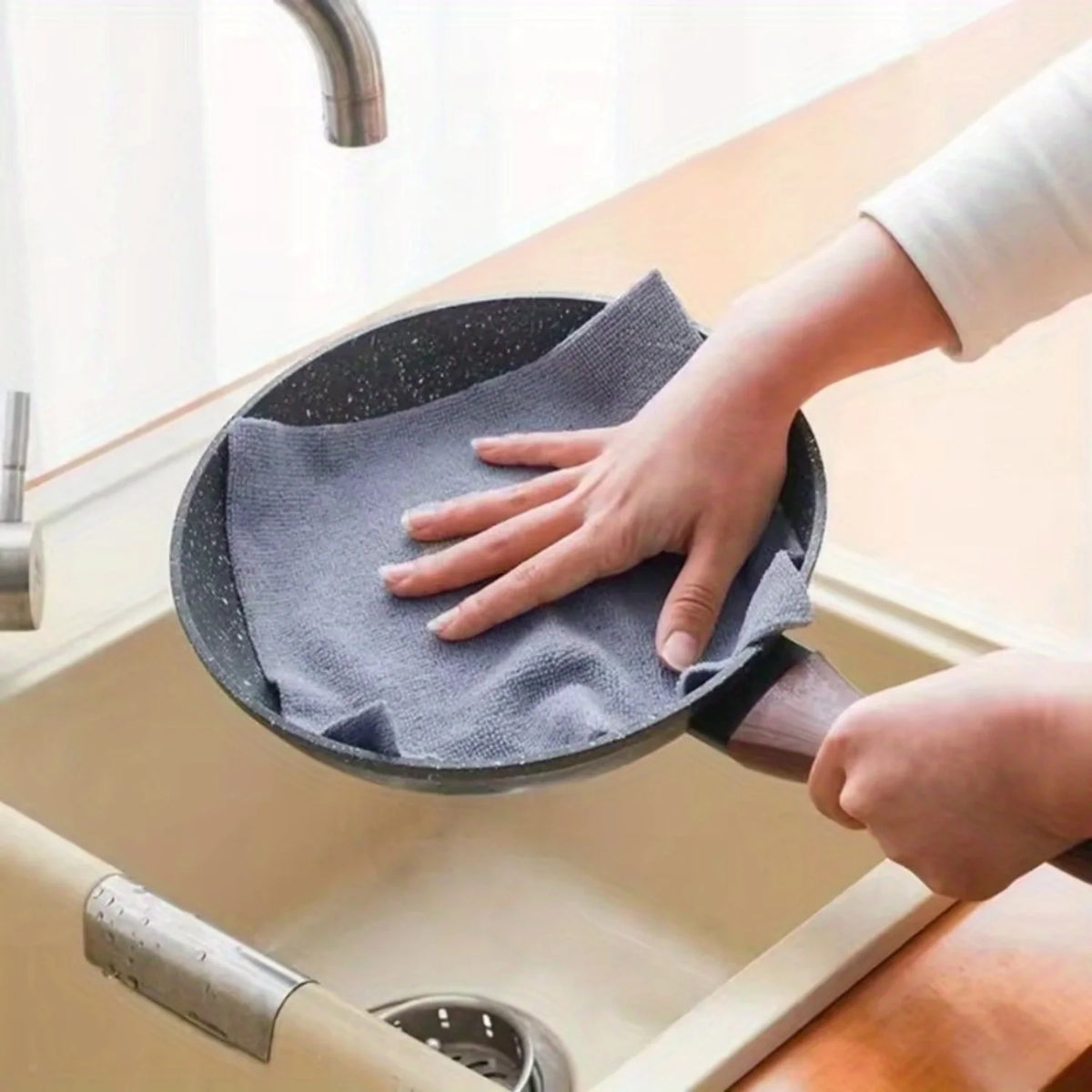 Reusable Microfibre Cleaning Cloth Roll – Tear-Away Kitchen Cleaning Wipes (20 or 50 Sheets)